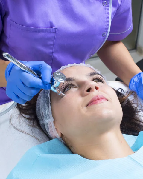 Genç güzel kadın profesyonel cilt tedavi gets