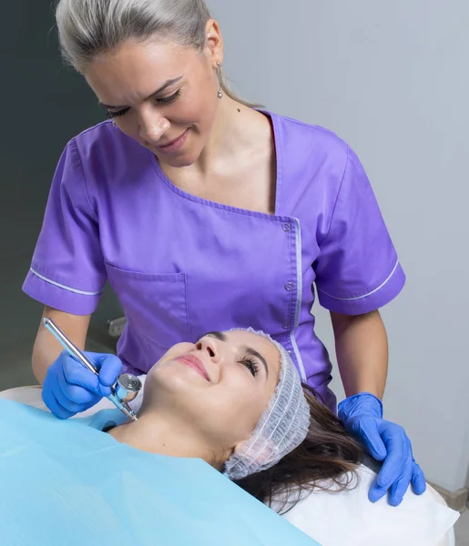 Genç güzel kadın profesyonel cilt tedavi gets