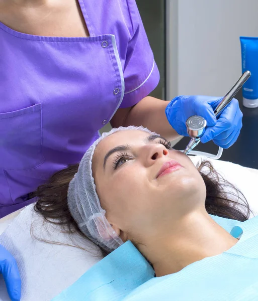 Genç güzel kadın profesyonel cilt tedavi gets