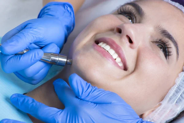 Genç güzel kadın görüntüsünü cilt tedavi gets