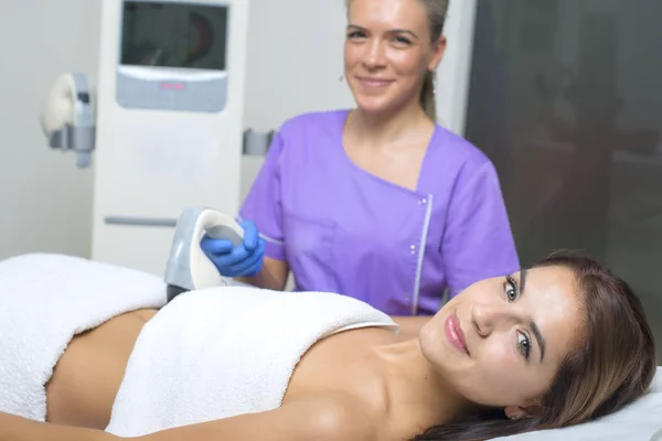 Zabiegi kosmetyczne młodej kobiety w specjalistycznej klinice — Zdjęcie stockowe