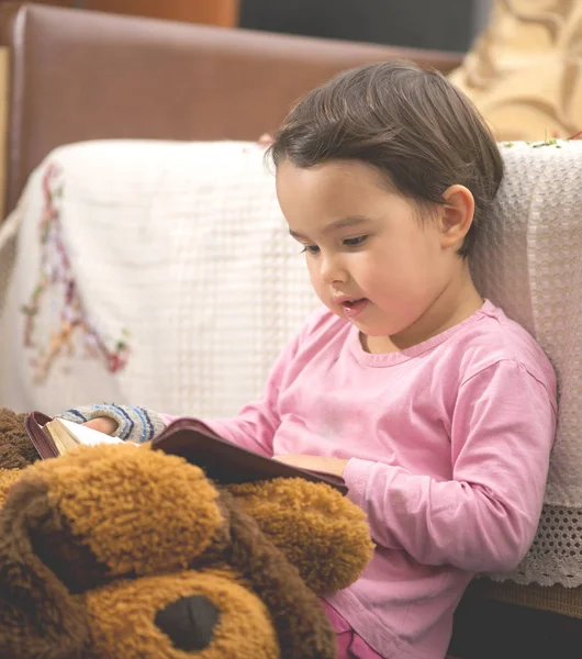 Sevimli küçük çocuk kız İncil okuma — Stok fotoğraf