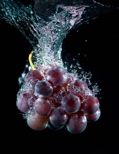 在水与空气泡沫的新鲜葡萄 — 图库照片