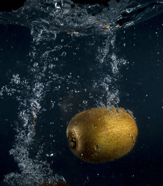 Kiwi salpicaduras de fruta en el agua —  Fotos de Stock