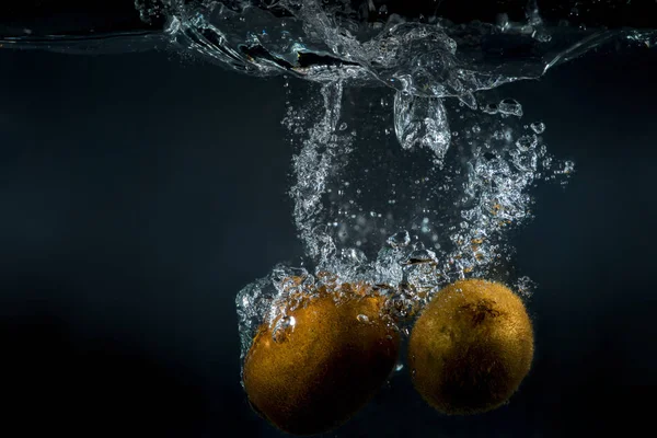 Kiwifrukter plaskade i vattnet — Stockfoto