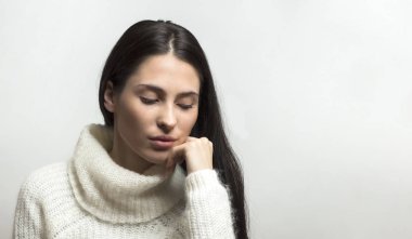 açık gri renkli ile boşaltmak izole stüdyoda poz kız