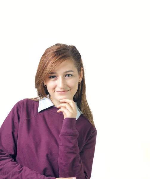 Usmívající se žena portrét s fialové tričko. — Stock fotografie