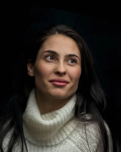 Porträtt av en leende kvinna på svart bakgrund. närbild. — Stockfoto