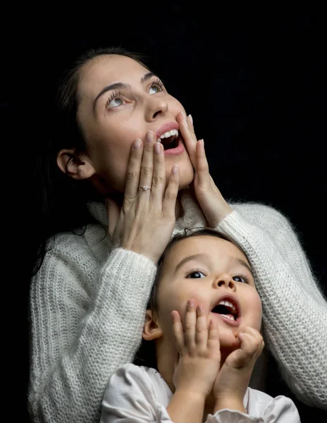 Mutter und Tochter haben Spaß und zeigen, dass sie Angst haben — Stockfoto