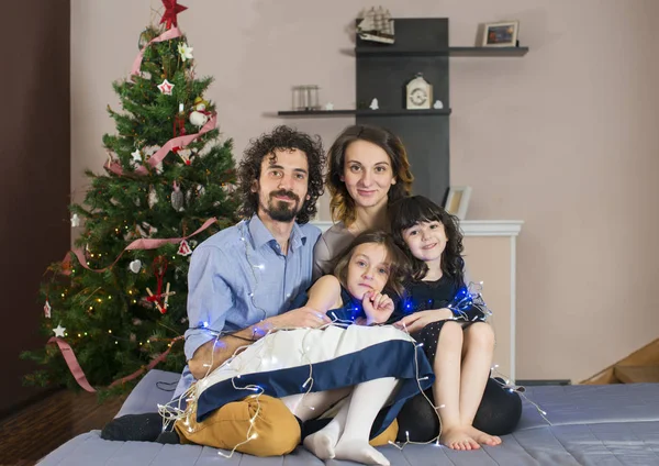 クリスマスの時の笑顔家族の肖像 — ストック写真