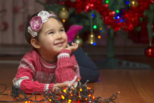 Ritratto di graziosa bambina con albero di Natale sullo sfondo — Foto Stock