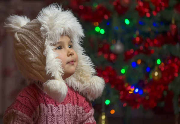 Meisje binnen op eerste kerstdag. — Stockfoto