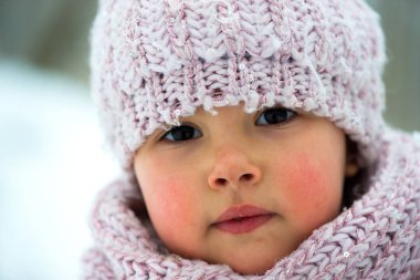 Kış sezonu kırmızı yanakları küçük kız