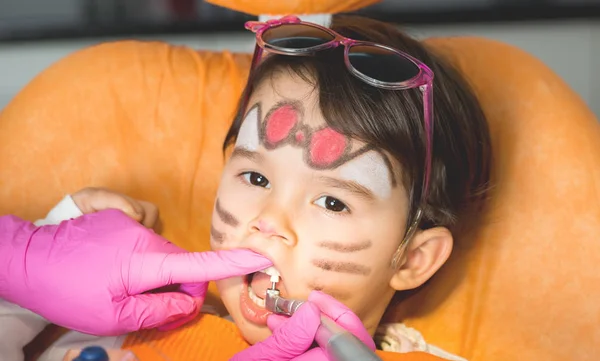 Genç kız, diş hekimi., diş tedavisi — Stok fotoğraf