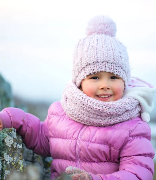 Liten flicka i vintersäsongen med röda kinder — Stockfoto