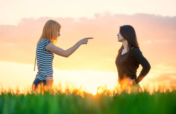 Dos chicas discutiendo señalando con el dedo e ignorando — Foto de Stock