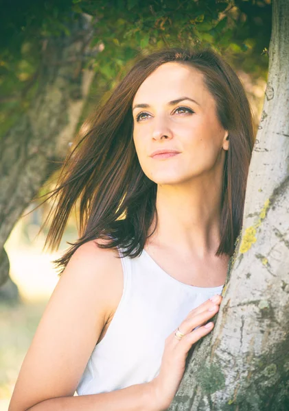 Retrato de bela mulher branca na natureza — Fotografia de Stock