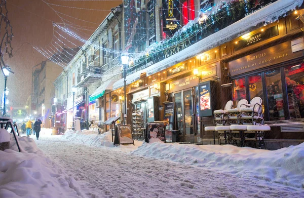 BUCHAREST, RUMANIA - 06 DE ENERO DE 2017: Fuerte tormenta de lagartijas cubriendo la nieve en el centro de Bucarest City . — Foto de Stock