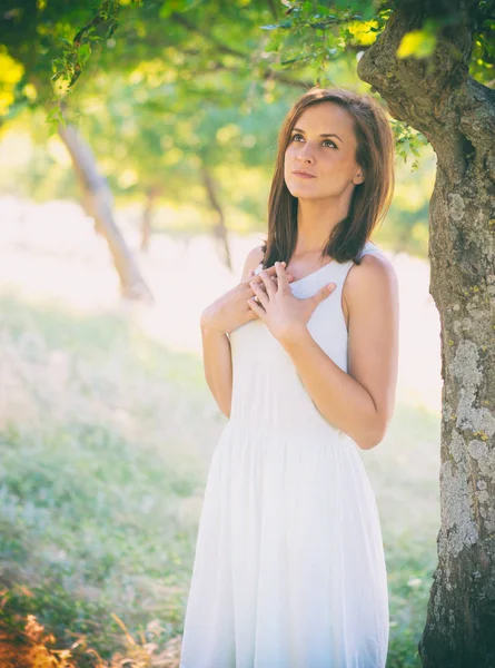 Mooie vrouw geniet van de natuur met de ogen wijd open lookind aan de hemel — Stockfoto