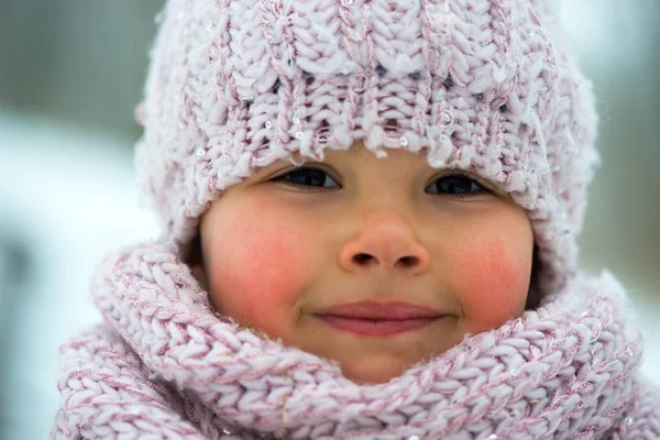 Liten flicka i vintersäsongen med röda kinder — Stockfoto