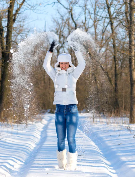 Feliz joven juega con una nieve — Foto de Stock