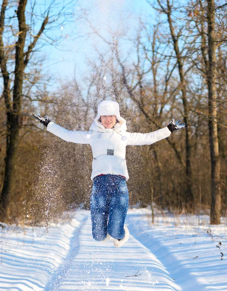 Feliz joven juega con la nieve y salta — Foto de Stock