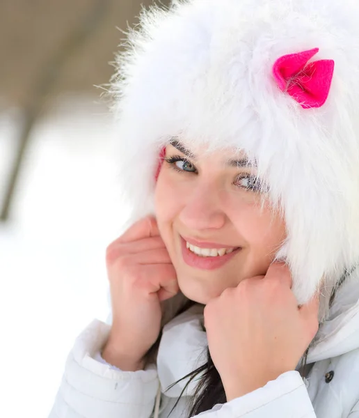 Freezing young woman warming his hands — Stock Photo, Image