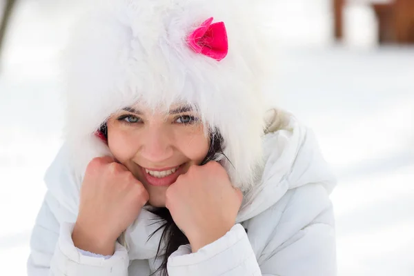 Freezing young woman warming his hands — Stock Photo, Image