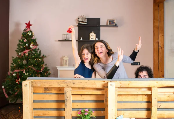 Madre e hija feliz porque de vacaciones y padre se esconde —  Fotos de Stock