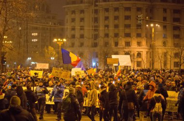 Bucharest, Romanya - 29 Ocak 2017: Bin kişi hükümetin planı için af binlerce mahkumların protesto etmek için Çarşamba gecesi ile Romen başkentinin yürüdü.