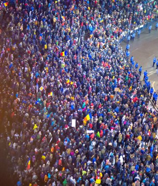Bucharest, Romanya - 29 Ocak 2017: Bin kişi hükümetin planı için af binlerce mahkumların protesto etmek için Çarşamba gecesi ile Romen başkentinin yürüdü.