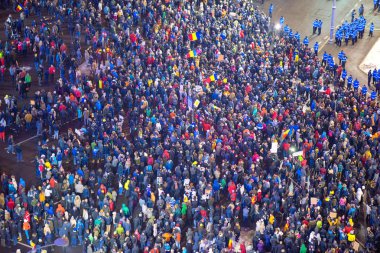 Bucharest, Romanya - 29 Ocak 2017: Bin kişi hükümetin planı için af binlerce mahkumların protesto etmek için Çarşamba gecesi ile Romen başkentinin yürüdü.