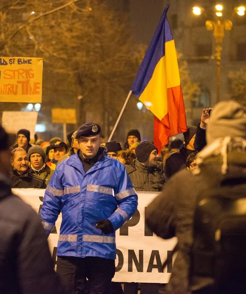 Bukarest, Románia - 2017. január 29.: Ezer ember vonult át a román főváros, szerdán este, hogy tiltakozzanak a kormány azon tervét, hogy kegyelmet ezer foglyok. — Stock Fotó