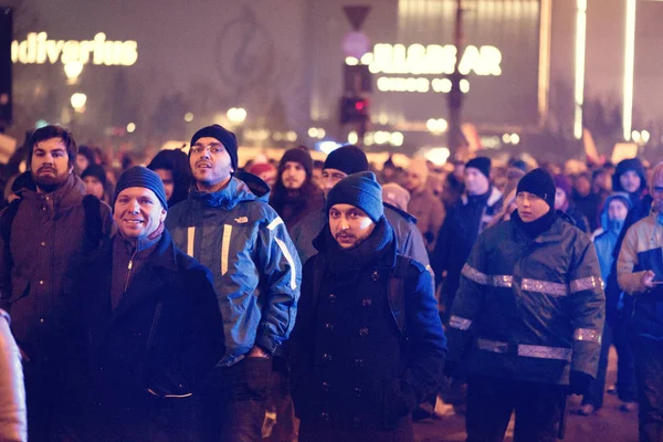 Bucareste, Romênia - 29 de janeiro de 2017: Mil pessoas marcharam pela capital romena na quarta-feira à noite para protestar contra o plano do governo de perdoar milhares de prisioneiros . — Fotografia de Stock