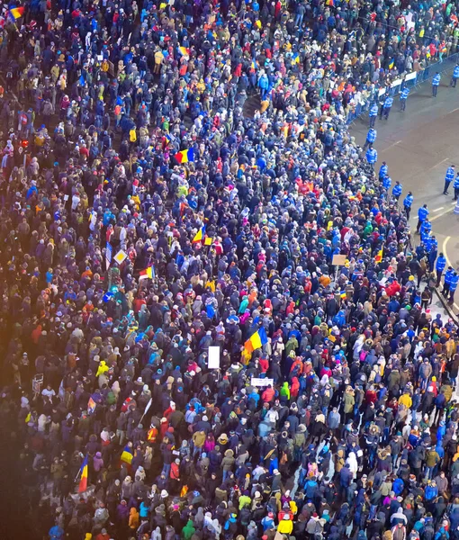 Bucareste, Romênia - 29 de janeiro de 2017: Mil pessoas marcharam pela capital romena na quarta-feira à noite para protestar contra o plano do governo de perdoar milhares de prisioneiros . — Fotografia de Stock