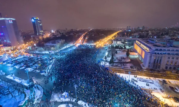 Bukarest, Románia - 2017. január 29.: Ezer ember vonult át a román főváros, szerdán este, hogy tiltakozzanak a kormány azon tervét, hogy kegyelmet ezer foglyok. — Stock Fotó