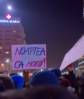 Bucharest, Romanya - Ocak 2017: Bin kişi hükümetin planı için af binlerce mahkumların protesto etmek için Çarşamba gecesi ile Romen başkentinin yürüdü.