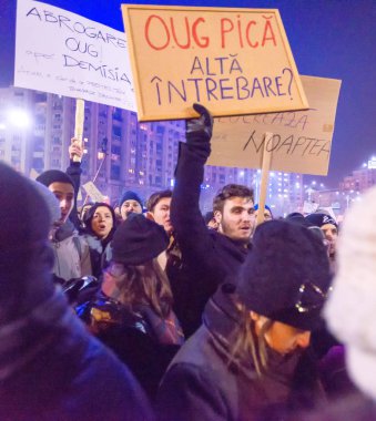 Bucharest, Romanya - Ocak 2017: Bin kişi hükümetin planı için af binlerce mahkumların protesto etmek için Çarşamba gecesi ile Romen başkentinin yürüdü.