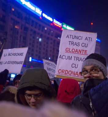 Bucharest, Romanya - Ocak 2017: Bin kişi hükümetin planı için af binlerce mahkumların protesto etmek için Çarşamba gecesi ile Romen başkentinin yürüdü.