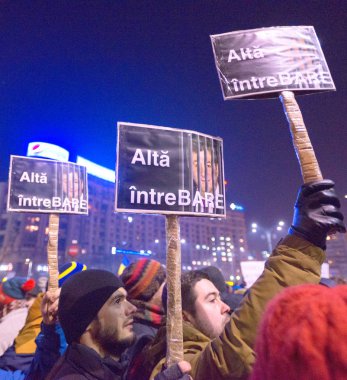 Bucharest, Romanya - Ocak 2017: Bin kişi hükümetin planı için af binlerce mahkumların protesto etmek için Çarşamba gecesi ile Romen başkentinin yürüdü.