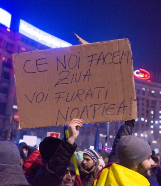 Bucharest, Romanya - Ocak 2017: Bin kişi hükümetin planı için af binlerce mahkumların protesto etmek için Çarşamba gecesi ile Romen başkentinin yürüdü.
