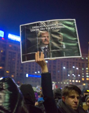 Bucharest, Romanya - Ocak 2017: Bin kişi hükümetin planı için af binlerce mahkumların protesto etmek için Çarşamba gecesi ile Romen başkentinin yürüdü.