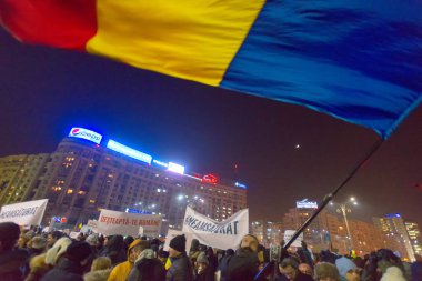 Bucharest, Romanya - Ocak 2017: Bin kişi hükümetin planı için af binlerce mahkumların protesto etmek için Çarşamba gecesi ile Romen başkentinin yürüdü.