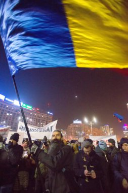 Bucharest, Romanya - Ocak 2017: Bin kişi hükümetin planı için af binlerce mahkumların protesto etmek için Çarşamba gecesi ile Romen başkentinin yürüdü.