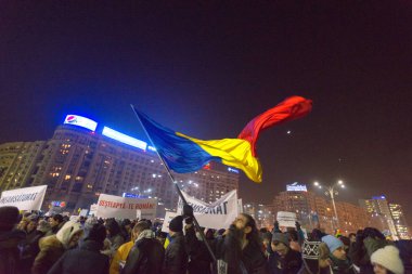 Bucharest, Romanya - Ocak 2017: Bin kişi hükümetin planı için af binlerce mahkumların protesto etmek için Çarşamba gecesi ile Romen başkentinin yürüdü.