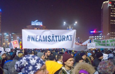 Bucharest, Romanya - Ocak 2017: Bin kişi hükümetin planı için af binlerce mahkumların protesto etmek için Çarşamba gecesi ile Romen başkentinin yürüdü.