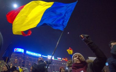 Bucharest, Romanya - Ocak 2017: Bin kişi hükümetin planı için af binlerce mahkumların protesto etmek için Çarşamba gecesi ile Romen başkentinin yürüdü.