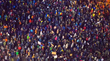 Bucharest, Romanya - Ocak 2017: Bin kişi hükümetin planı için af binlerce mahkumların protesto etmek için Çarşamba gecesi ile Romen başkentinin yürüdü.