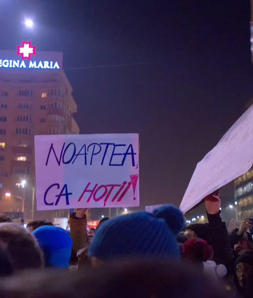 Bukarest, Románia - 2017. január: Ezer ember vonult át a román főváros, szerdán este, hogy tiltakozzanak a kormány azon tervét, hogy kegyelmet ezer foglyok. — Stock Fotó