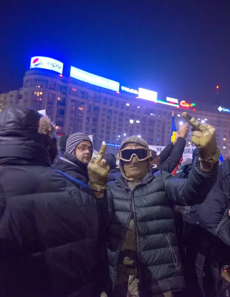 Бухарест, Румыния - январь 2017 года: Тысячи людей прошли маршем через столицу Румынии в среду вечером в знак протеста против плана правительства помиловать тысячи заключенных . — стоковое фото